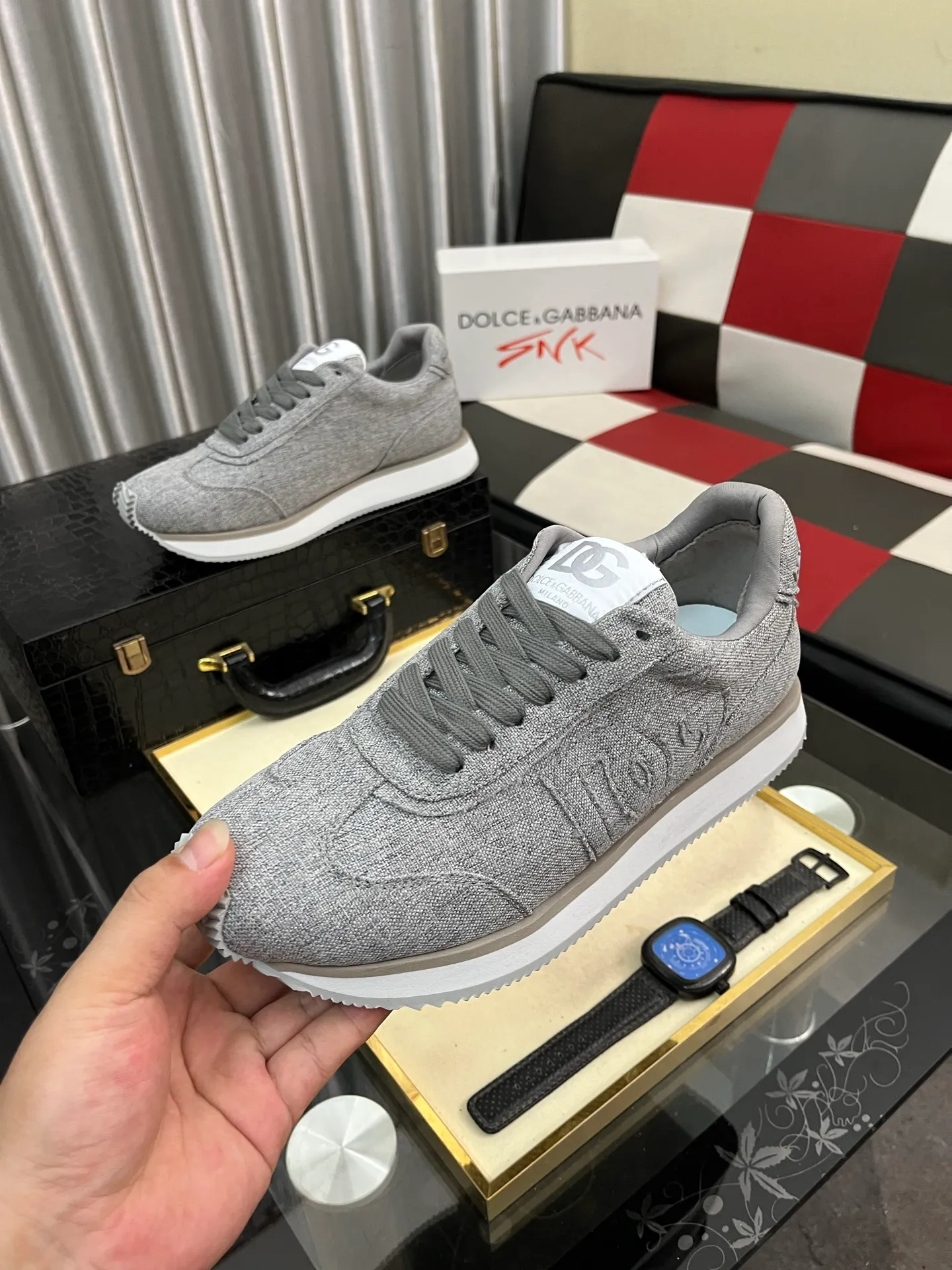 Men's shoes 💰458⌚️⌚️DG's latest popular casual shoes 🔥🔥, the tongue has the brand's iconic details, and the combination of silk cowhide and cow suede enhances the style. Fashionable and versatile, it can complement any look. Create an exquisite design with unique dynamic vitality and modern atmosphere, showing modern elegance. Size: 36-464️⃣colors available